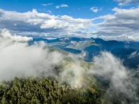 摄于香格里拉德拉营地，拨云见山的同时还有彩虹